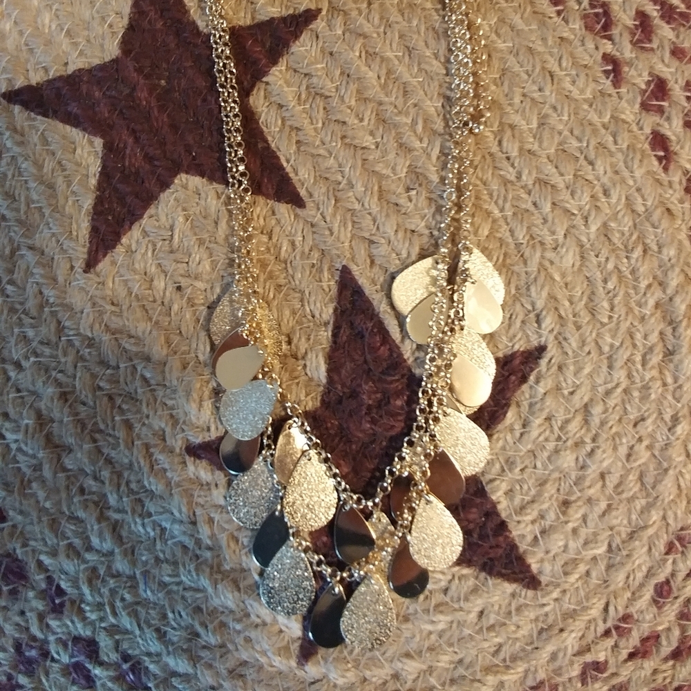 Very cute goldtone necklace ...very shiny
